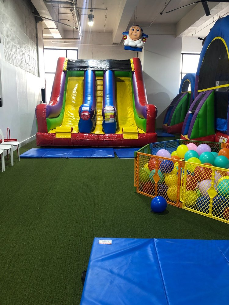 Jumping into Happiness: The Magic of Bounce House Places – 424 Play Factory