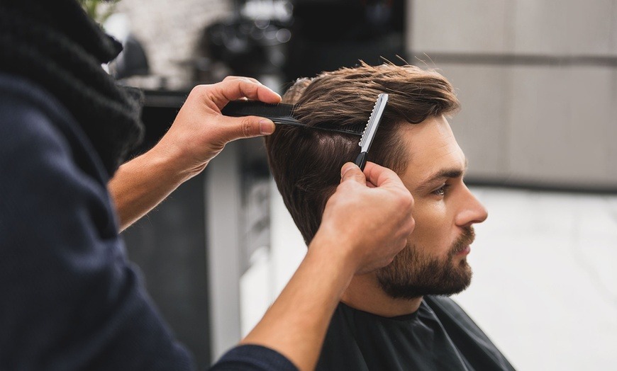How Does a Men's Barber Shop Blend Tradition and Modernity?