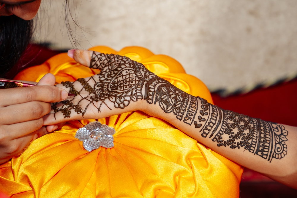 Best Henna in Dubai | Mehndi Artist Online | Get a Free Quote!
