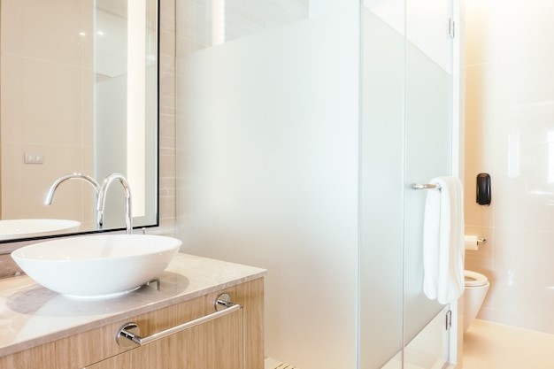 What Are the Benefits of Privacy Glass in Shower Rooms?