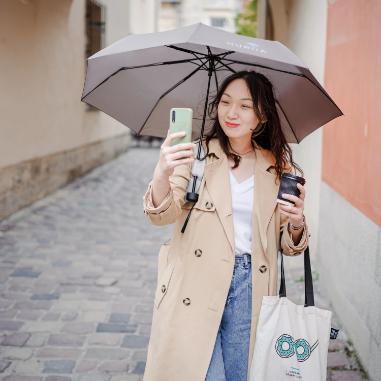 The Convenience of Umbrella Clips and Hands-Free Rain Umbrellas – Huriia