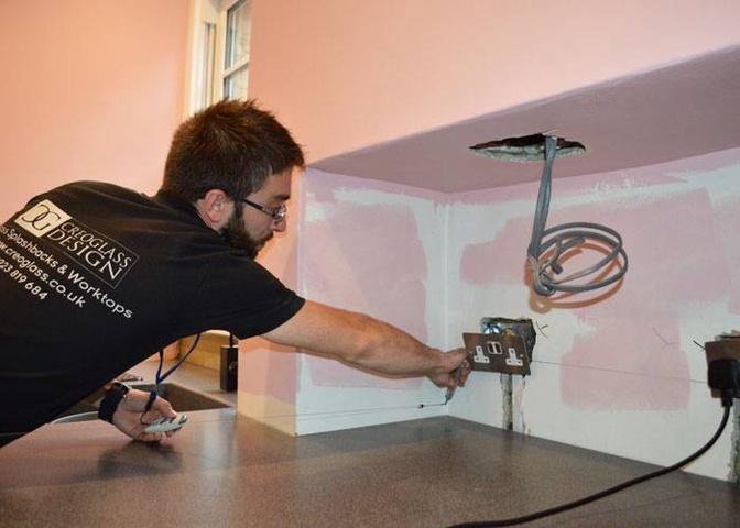 4 Things To Keep In Mind For Glass Splashback Fitting | Articles | Creoglass | Gan Jing World | Technology for Humanity | Video & Movie Streaming Family-Friendly Gan Jing Campus Protect Kids Online Safety