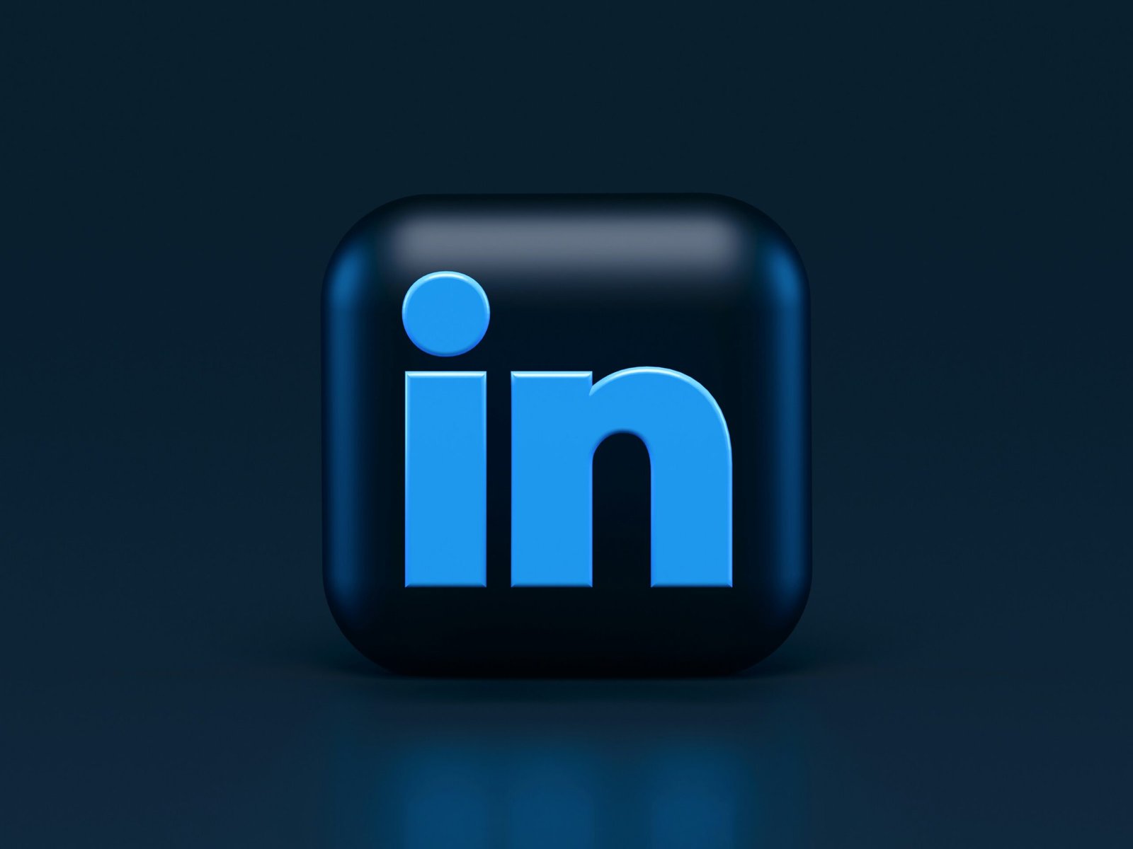 10 Steps LinkedIn Profile Makeover for Personal Brands with Examples - We Think North