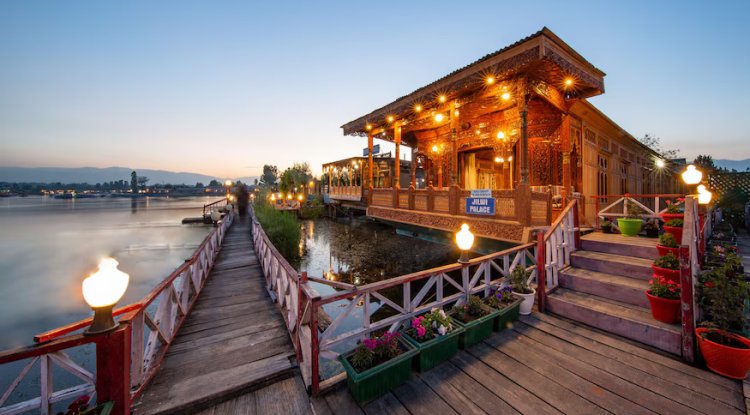 What to Consider Before Purchasing a Luxury Houseboat